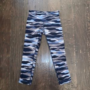 Lululemon size 4 cropped navy Camo Legging